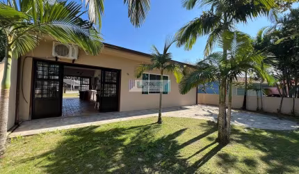 Exclusiva residência a venda no Balneário Canoas - Amplo com duas entradas.