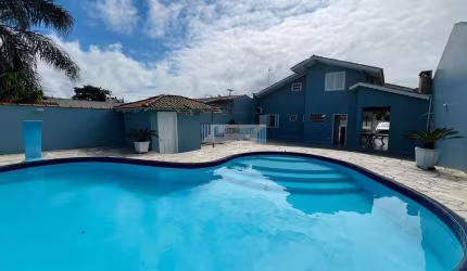 Residência com ático, amplo terreno, 4 dormitórios, 1 suíte, Piscina; Averbada.