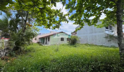 Amplo terreno de esquina, com 384m², Escriturado e registrado na quadra do mar.