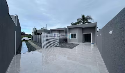 Residência em alvenaria - teto em laje - 2 dormitórios/suíte - Quintal.