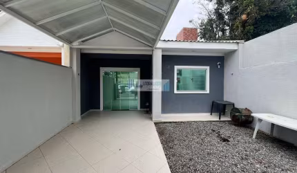 Residência em excelente localização - 2 dormitórios - Quintal.