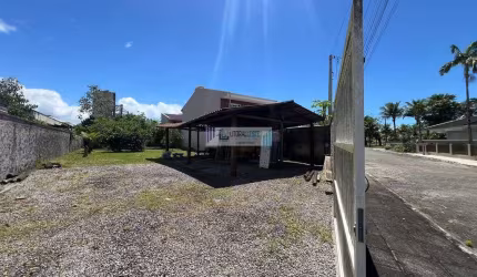 Amplo terreno a venda com 416m², Escritura e registro de imóveis, Próx. ao mar.