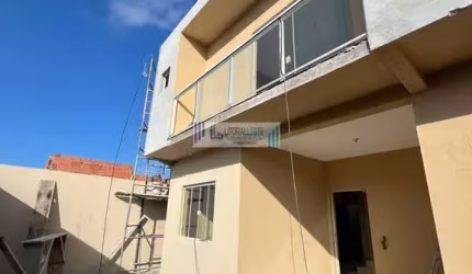 Sobrado em condomínio Próximo ao mar - 3 dormitórios sendo uma suíte.