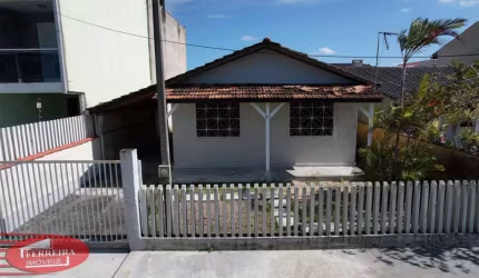 Casa Com Terreno próximo ao Mar