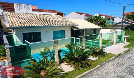 Casa com piscina e 4 quartos