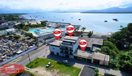 Prédio com 3 Apartamentos e lojas comerciais