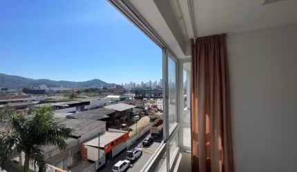 APARTAMENTO COM 02 SUÍTES PRÓXIMO À BALNEÁRIO CAMBORIÚ