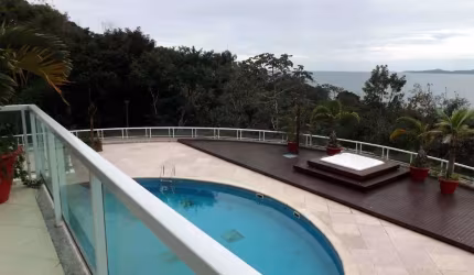CASA COM VISTA MAR NA PRAIA DO ESTALEIRO EM BALNEÁRIO CAMBORIÚ