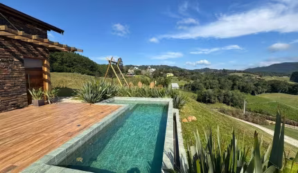 CONDOMÍNIO JARDIM DA SERRA - CASA MOBILIADA COM 03 DORMITÓRIOS EM RANCHO QUEIMADO