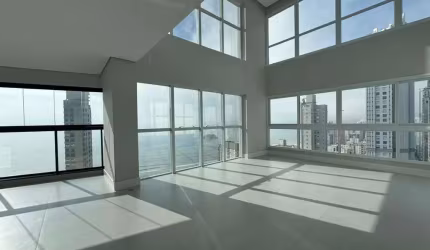 COBERTURA DUPLEX COM VISTA PARA O MAR EM BALNEÁRIO CAMBORIÚ