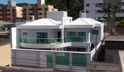 CASA COM 03 SUÍTES E PISCINA À VENDA EM BALNEÁRIO CAMBORIÚ