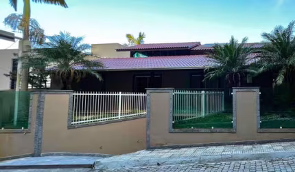 CASA COM 500 M² CONSTRUÍDOS EM CABEÇUDAS - ITAJAÍ