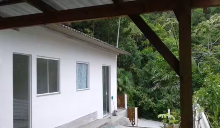 CASA NA PRAIA BRAVA. 02 DORMITÓRIOS. EXCELENTE LOCALIZAÇÃO. PRÓXIMO MAR.