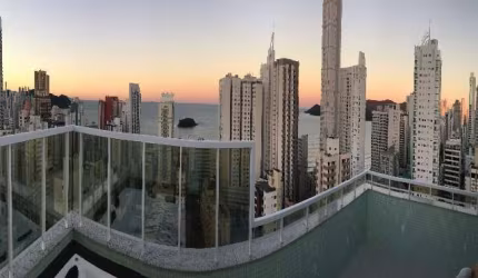 COBERTURA DUPLEX  MOBILIADA E DECORADA PRÓXIMO À PRAIA EM BALNEÁRIO CAMBORIÚ