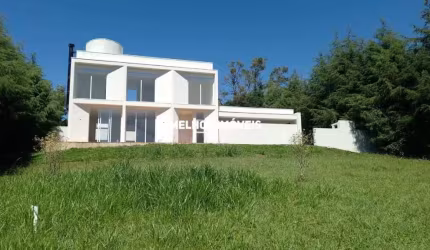 Casa Alto Padrão em Condomínio Fechado á Venda com 02 Dormitórios sendo 01 Suíte e uma Maravilhosa Área de Lazer Localizado em Quatro Barras - PR