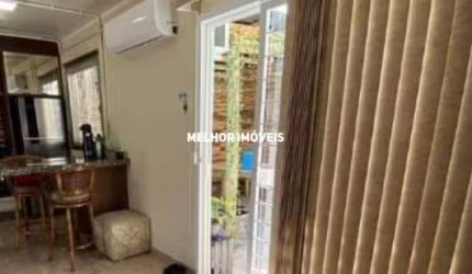 Casa à venda semi mobiliada com piscina e edícula localizada no centro de Balneário Camboriú