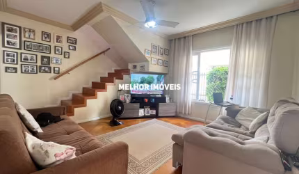 Casa a venda com 260 m² no Centro Sul de Balneário Camboriú com 9 quartos, 06 banheiros e 04 vagas na garagem e 02 Kitnet no fundo.