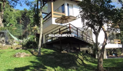 Casa estaleiro sendo 02 Suítes e Varanda em meio a Vegetação e Vista Mar