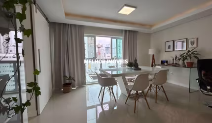 Apartamento á venda mobiliado e decorado, com 3 dormitórios e 2 vagas de garagem no centro de Balneário Camboriu