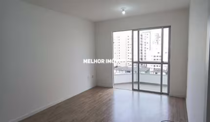 Locação Anual com 2 dormitórios sendo 1 suíte e sacada  localizado no centro de Balneário Camboriú