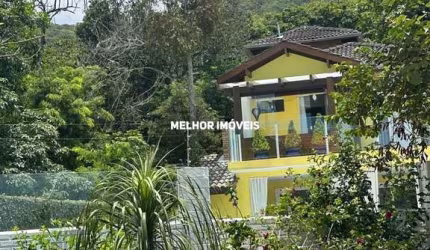 Casa á venda com 3 suítes á venda localizada na Praia de Taquaras em Balneário Camboriú.