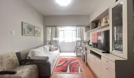 Apartamento a venda na quadra do mar com 02 dormitórios, localizado no Centro Sul de Balneário Camboriú.