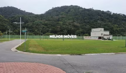 Terreno á venda em Condomínio fechado, localizado na praia do Estaleiro em Balneário Camboriú.
