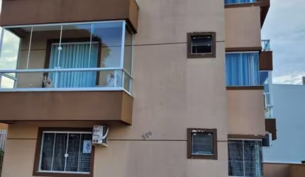 Apartamento térreo bem localizado no balneário cambiju a 300 metros do mar .