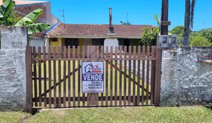 Casa com 1 Suíte + 2 Quartos, 2 Bwcs, garagem e churrasqueira.