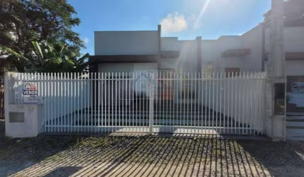 CASA COM 2 QUARTOS SENDO 1 SUÍTE, PISCINA SALA COM PÉ DIREITO ALTO.