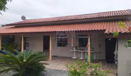 Casa com 5 quartos, no Balneário Paese, a 800m do mar.