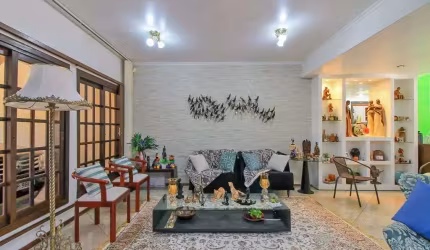 Maravilhosa casa à venda em Porto Alegre-RS, bairro Cavalhada, 3 quartos, 1 suíte, 6 banheiros, 4 vagas de garagem, 198m².
