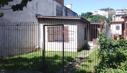 Oportunidade única: Terreno com casa antiga à venda em Porto Alegre-RS, Nonoai  2 quartos, 75,00 m² de área