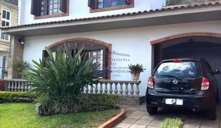 Casa à venda em Porto Alegre-RS no bairro Cavalhada: 3 quartos, 1 suíte, 4 salas, 4 banheiros, 4 vagas de garagem, 244,15 m².