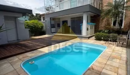 Sobrado com piscina à venda no Centro de Camboriú