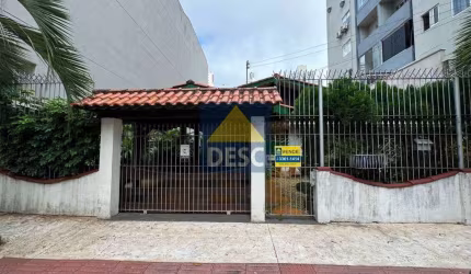 Casa de 03 dormitórios à venda no Centro de Balneário Camboriú
