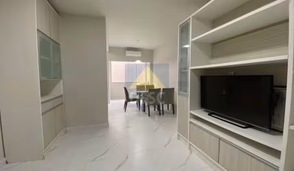 Apartamento na Quadra do Mar com 02 dormitórios para locação anual no Ed. Ilha do Arpoador