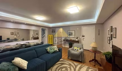 Apartamento à venda com três dormitórios no Ed. Adolfo Blaese em Balneário Camboriú