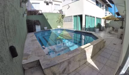 Casa com piscina à venda em Balneário Camboriú