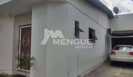 Casa com 2 quartos à venda na Travessa Chateaubriand, 93, Passo das Pedras, Porto Alegre por R$ 390.000