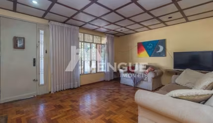 Casa com 3 quartos à venda na Rua Cipó, 1015, Passo da Areia, Porto Alegre por R$ 799.000