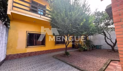 Casa com 4 quartos à venda na Avenida Teixeira Mendes, 328, Chácara das Pedras, Porto Alegre por R$ 850.000