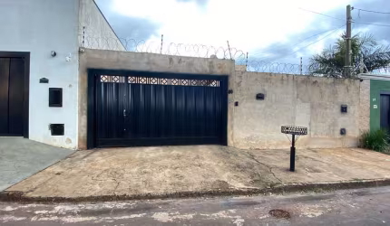 Casa com 3 quartos à venda no Centro, Jardinópolis  por R$ 270.000