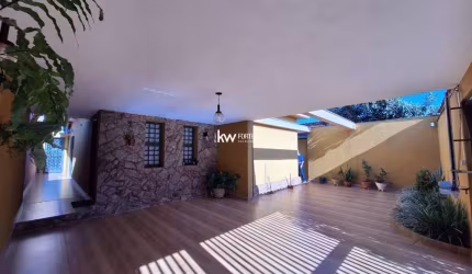 Casa com 3 quartos à venda na Vila Tibério, Ribeirão Preto  por R$ 700.000