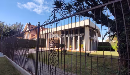 Casa super espaçosa à venda no CENTRO DE TOLEDO - PR, localização privilegiada