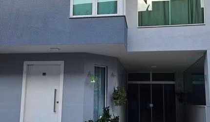 SOBRADO 2 SUÍTES 1 VAGA COND FECHADO BARRA BC