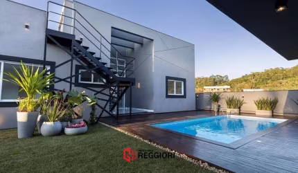 CASA EM COND. FECHADO NO CALEDÔNIA EM CAMBORIÚ SC