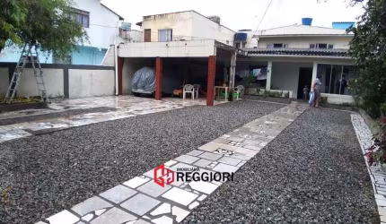 CASA NA PRAIA DOS AMORES COM TERRENO DE 405 M²