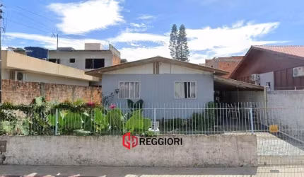 TERRENO COM CASA DE MADEIRA MONTE ALEGRE CAMBORIÚ