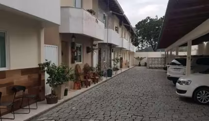 SOBRADO EM CONDOMÍNIO FECHADO NO CENTRO DE CAMBORÚ